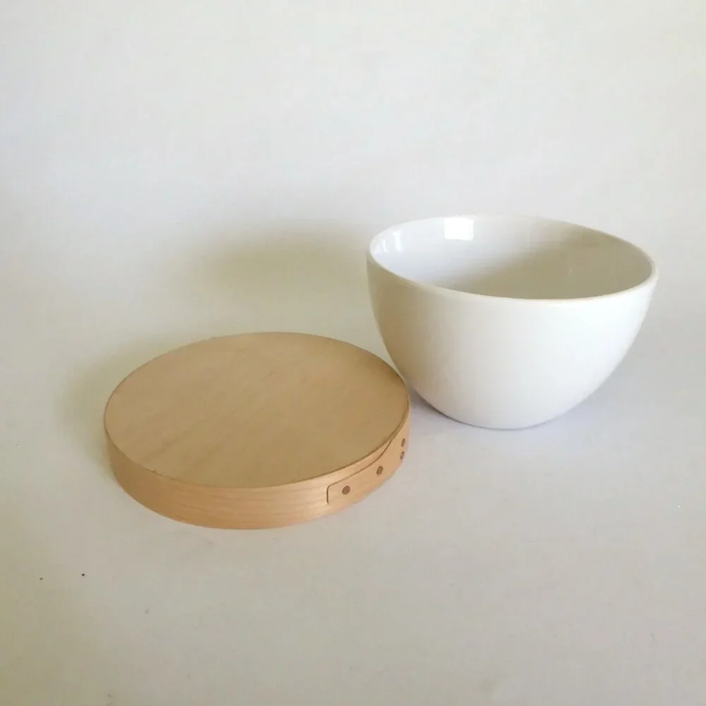 VINTAGE NEW CRATE & BARREL BRAND WHITE SHIMA PORCELAIN SERVING BOWL & WOOD LID